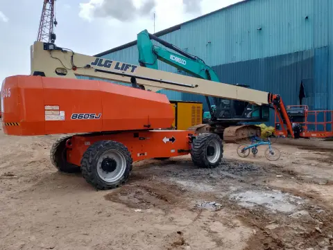 JLG 860SJ Boom Lift Telescopic 28.21 m, 340 kg — heavy equipment rental and sales in Batam (4/5)